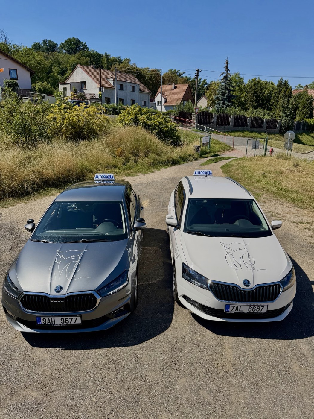 Dvě výcviková auta Autoškoly STRIX – Škoda Scala a Škoda Fabia